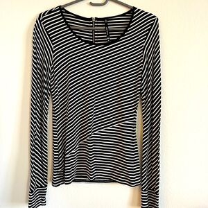 Top, black and whites stripes with zipper 
Can be worm w the zipper n the front